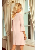 Dámské šaty v pastelově růžové barvě s krajkou na rukávech model 5917659 - numoco