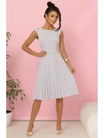 311-20 LILA Plisované šaty s krátkymi rukávmi a opaskom - GREY