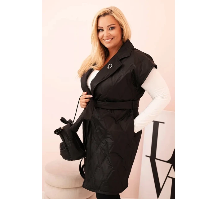 Dámská vesta Plus Size prošívaná s páskem a límcem černá Dámská vesta Plus Size prošívaná s páskem a límcem černá