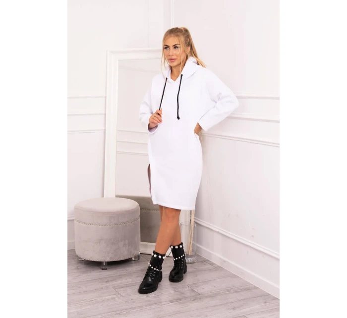 Šaty s kapucí a bočním rozparkem bílé