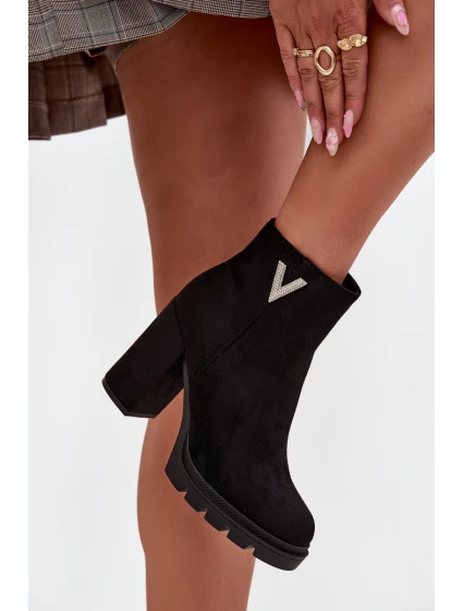 Botki Damskie Ocieplane Na Słupku Z Ozdobnym Detalem Czarne Briella Botki Damskie Ocieplane Na Słupku Z Ozdobnym Detalem Czarne Briella