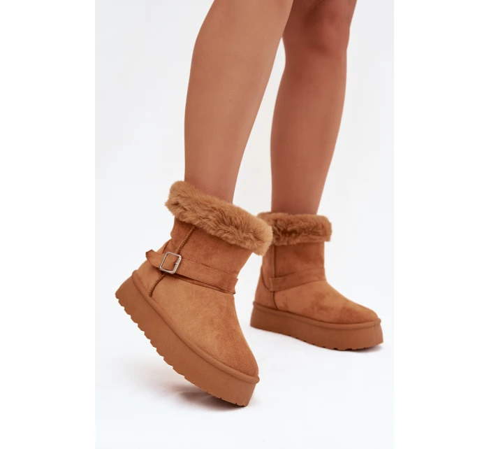 Ženské sněhule na platformě s přezkou a kožešinou Camel Jesella Ženské sněhule na platformě s přezkou a kožešinou Camel Jesella