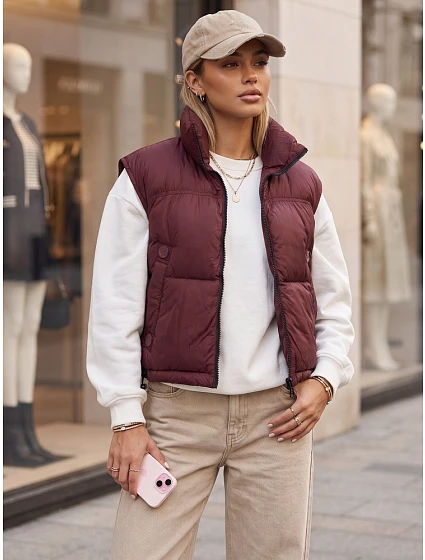 Dámska prešívaná zateplená krátka vesta v bordovej farbe FashionStreet TY5971 Dámska prešívaná zateplená krátka vesta v bordovej farbe FashionStreet TY5971