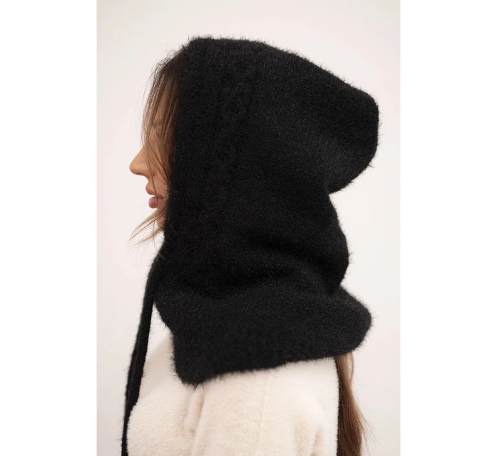 Dámská čepice s kapucí a pleteným vzorem černá