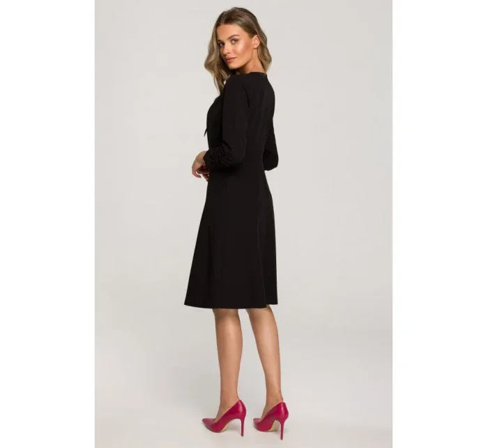 model 18004558 Přiléhavé šaty s vázaným výstřihem černé - STYLOVE