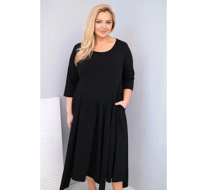 Dámske bavlnené šaty s asymetrickým lemom v čiernej farbe