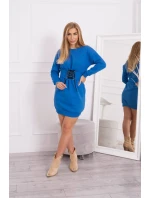 Zateplené šaty s ozdobným pásikom nevädzovo modrej farby Zateplené šaty s ozdobným pásikom nevädzovo modrej farby