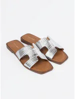 Módne strieborné dámske ponožky s plochým podpätkom