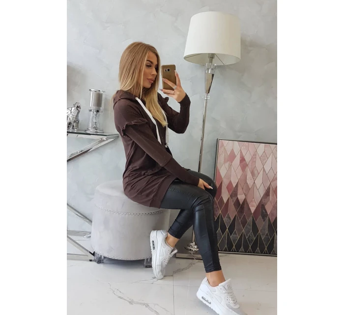 Šaty s ozdobnými volánikmi a kapucňou v hnedej farbe Šaty s ozdobnými volánikmi a kapucňou v hnedej farbe