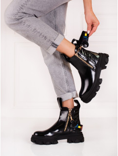 Praktické čierne dámske členkové topánky na plochom podpätku