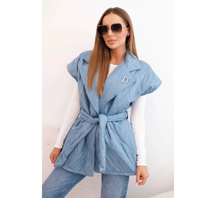 Dámská prošívaná vesta s páskem a širokým límcem džínová