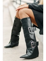 Kozačky ke kolenům na klínu s ohrnutým svrškem a sponami model 21677855 - Boto