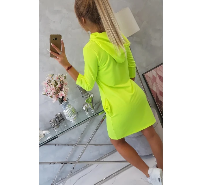 Šaty s kapucí a kapsami žluté neonové barvy Šaty s kapucí a kapsami žluté neonové barvy