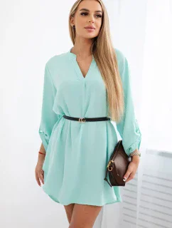 Šaty s dlhším zadným dielom a svetlým mätovým pásom