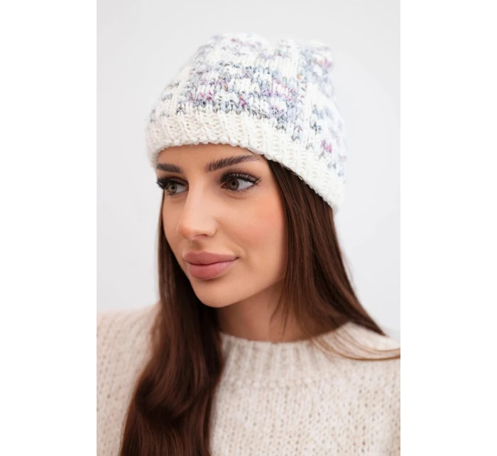 Dámska zimná čiapka s farebným vláknom a hrubou pletenou nášivkou K355 biela+tmavosivá+fialová