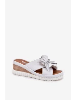 Skórzane Klapki Damskie Na Koturnie Z Ozdobnym Kwiatem Artiker 54C0538 Biało-Srebrne