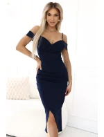 Midi šaty s odhalenými rameny a výstřihem model 21012937 - numoco basic Midi šaty s odhalenými rameny a výstřihem model 21012937 - numoco basic