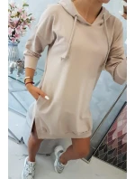 Šaty s kapucňou a dlhším chrbtom béžové Šaty s kapucňou a dlhším chrbtom béžové