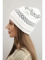Dámska zimná čiapka so vzorom a vlnou K425 biela