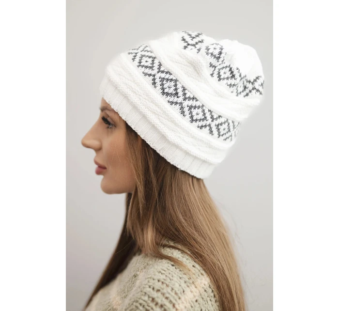 Dámska zimná čiapka so vzorom a vlnou K425 biela