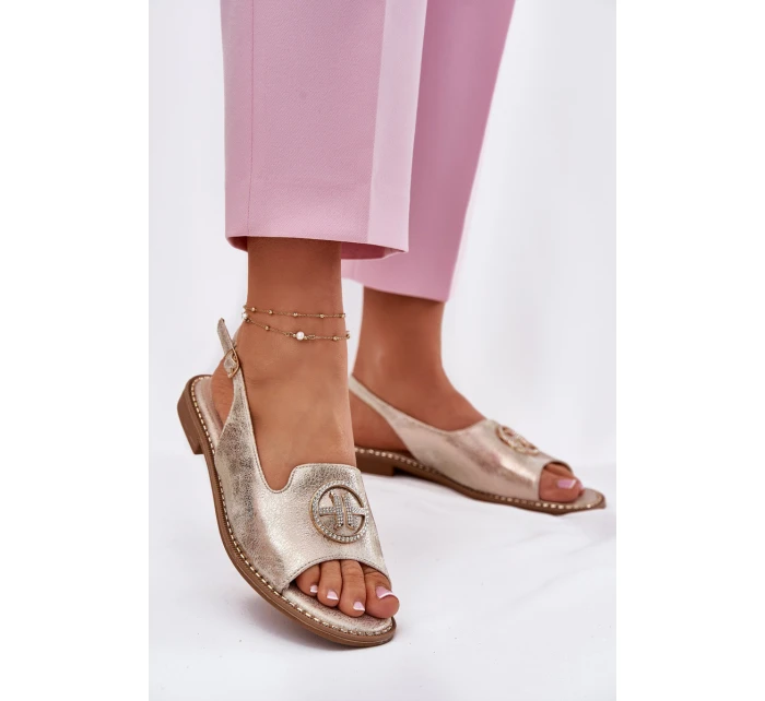 Dámské sandály na plochém podpatku s ozdobou model 21698206 zlaté - S.Barski Dámské sandály na plochém podpatku s ozdobou model 21698206 zlaté - S.Barski
