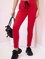 Dámske tepláky s opaskom a šnúrkou na stiahnutie červené