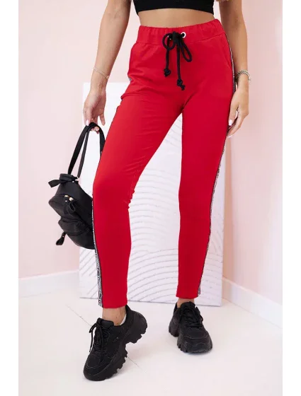 Dámske tepláky s opaskom a šnúrkou na stiahnutie červené
