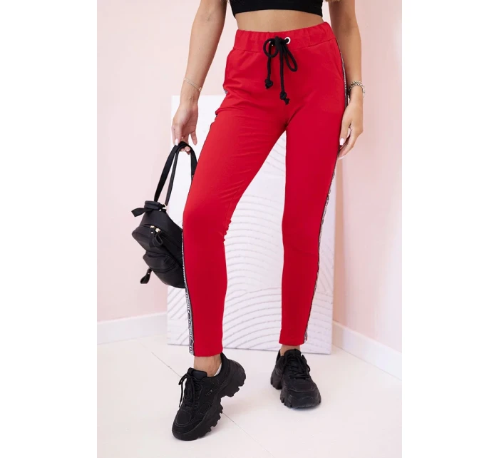 Dámske tepláky s opaskom a šnúrkou na stiahnutie červené