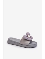 Dámské šedé sandály s ozdobou na nízké platformě model 21653401 - Boto Dámské šedé sandály s ozdobou na nízké platformě model 21653401 - Boto