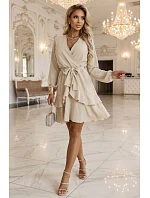 model 22102276 Smyslné mini šaty s obálkovým výstřihem béžové - numoco