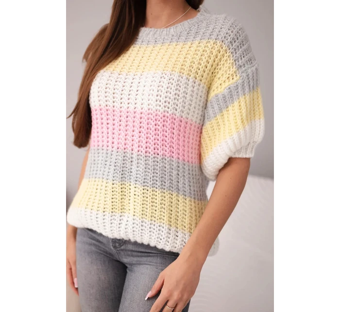 Dámsky sveter s čipkovým vzorom vo farebných pruhoch s krátkymi rukávmi sivý