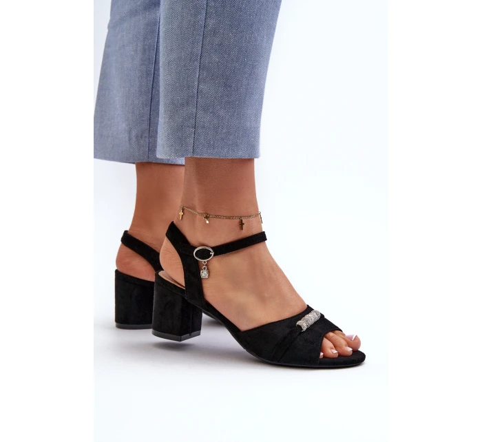 Dámské sandály z semiše na podpatku s ozdobami černé model 21658149 - VINCEZA Dámské sandály z semiše na podpatku s ozdobami černé model 21658149 - VINCEZA