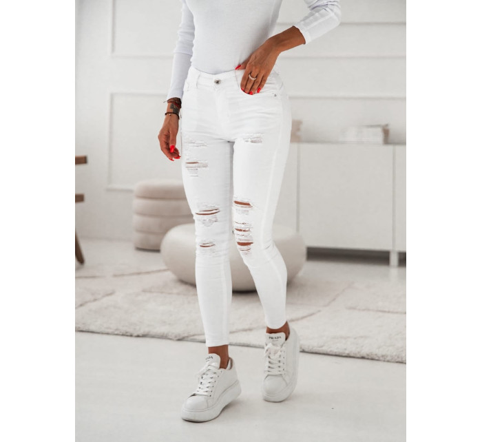 Roztrhané džínsy v bielej farbe