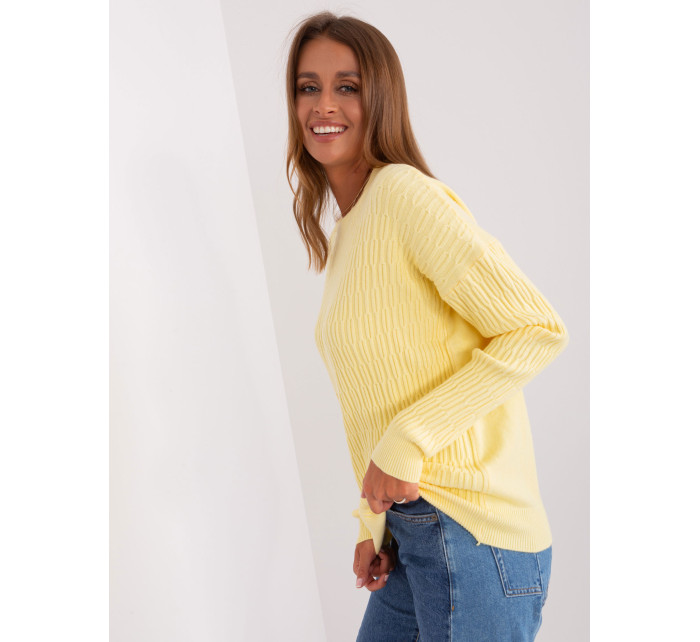 Svetložltý dámsky klasický sveter so vzormi