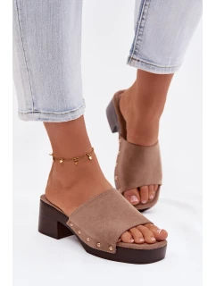 Dámské pantofle na klínku s zlatými sponami tmavě béžové model 21951369 - Boto