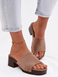 Dámské pantofle na klínku s zlatými sponami tmavě béžové model 21951369 - Boto