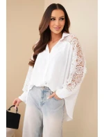 Dámske viskózové tričko s čipkovanými rukávmi a golierom biele