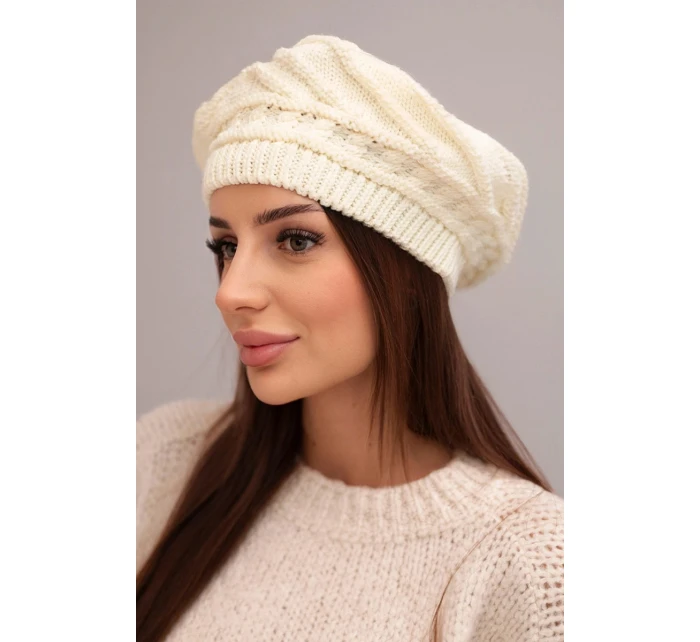 Dámská zimní pletená čepice volného střihu s ozdobným vzorem model 21878065 tmavé ecru - K-Fashion
