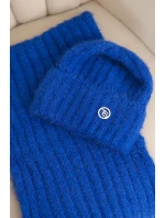 Dámsky klobúk a dlhý šál z mäkkej priadze striebornej farby Dámsky klobúk a dlhý šál z mäkkej priadze striebornej farby