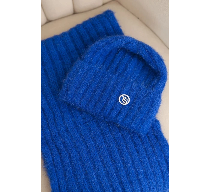 Dámsky klobúk a dlhý šál z mäkkej priadze striebornej farby Dámsky klobúk a dlhý šál z mäkkej priadze striebornej farby