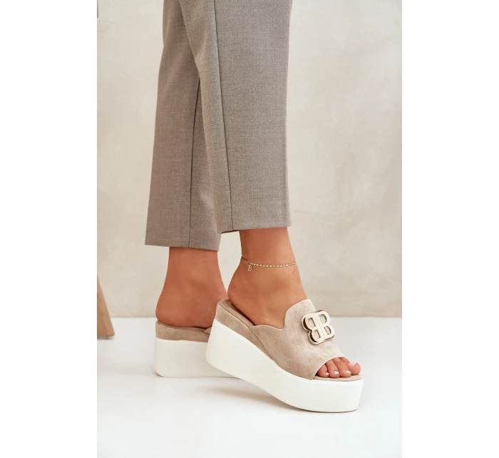 Klapki Na Platformie I Koturnie Z Ozdobą Beżowe Tanonea