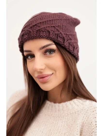 Dámská zimní čepice s ozdobným pletením a střihem tmavě fialová model 21878059 - K-Fashion