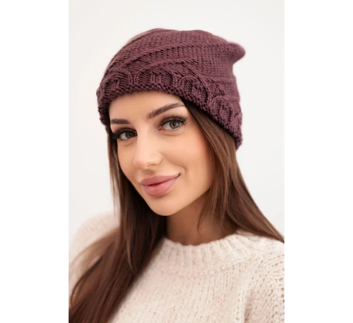 Dámská zimní čepice s ozdobným pletením a střihem tmavě fialová model 21878059 - K-Fashion