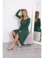 Šaty s ozdobným pásikom a nápisom tmavo zelené Šaty s ozdobným pásikom a nápisom tmavo zelené