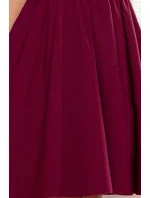 Dámské šaty ve vínové bordó barvě s volánky ve výstřihu model 8457542 - numoco Dámské šaty ve vínové bordó barvě s volánky ve výstřihu model 8457542 - numoco