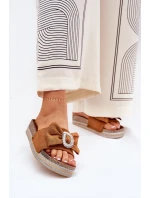 Klapki Damskie Na Platformie Z Kokardką I Ozdobną Broszką Camel Lenela Klapki Damskie Na Platformie Z Kokardką I Ozdobną Broszką Camel Lenela