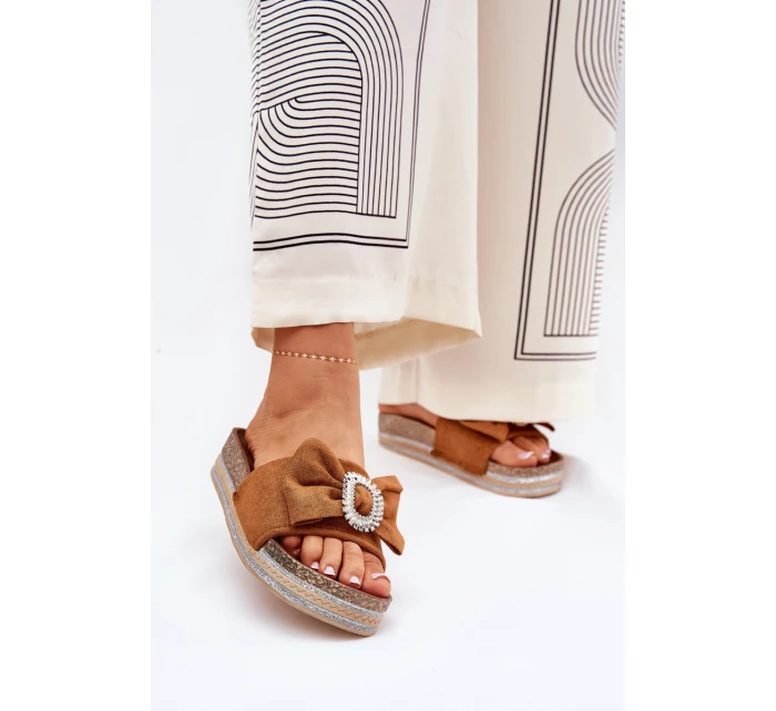 Klapki Damskie Na Platformie Z Kokardką I Ozdobną Broszką Camel Lenela Klapki Damskie Na Platformie Z Kokardką I Ozdobną Broszką Camel Lenela