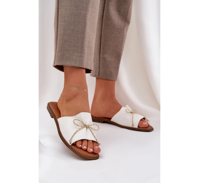 Klapki Na Płaskiej Podeszwie Z Ozdobną Kokardką Białe Deonelis