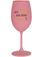 BÝTI MATKA JSOU NĚKDY JATKA! - ružový pohár na víno 350 ml BÝTI MATKA JSOU NĚKDY JATKA! - ružový pohár na víno 350 ml