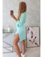 Šaty s delšími zády a barevným potiskem mint